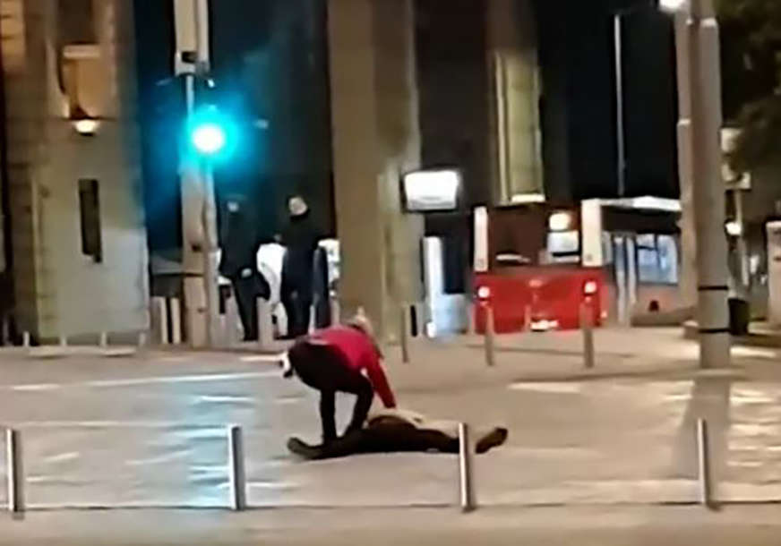 ŠOKANTNA SCENA Posvađali se momak i djevojka, on otrčao na ulicu i bacio se ispred trolejbusa (VIDEO)