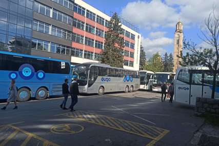 PRIPREME ZA SKUP "SLOBODA" Građani iz raznih dijelova Srpske autobusima pristižu u Banjaluku (FOTO)
