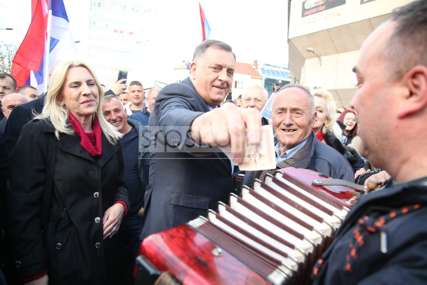 Harmonikaš Dodika pratio u stopu: Lider SNSD muziku “kitio” novčanicama od 100 KM (VIDEO, FOTO)