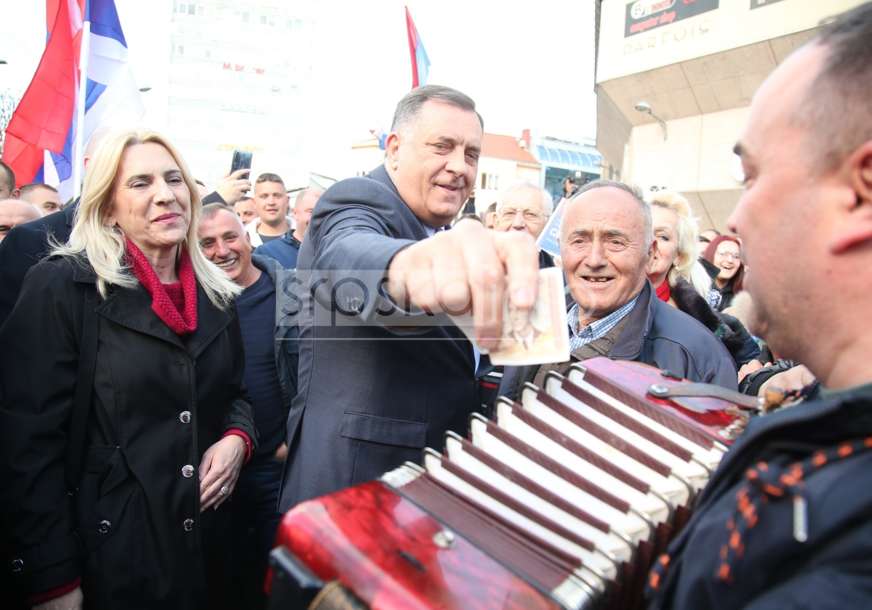 Harmonikaš Dodika pratio u stopu: Lider SNSD muziku “kitio” novčanicama od 100 KM (VIDEO, FOTO)