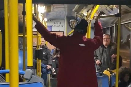Zapjevao jedan od najvećih Čolinih hitova: Nepoznati pjevač pustio glas u gradskom prevozu i oduševio mnoge (VIDEO)