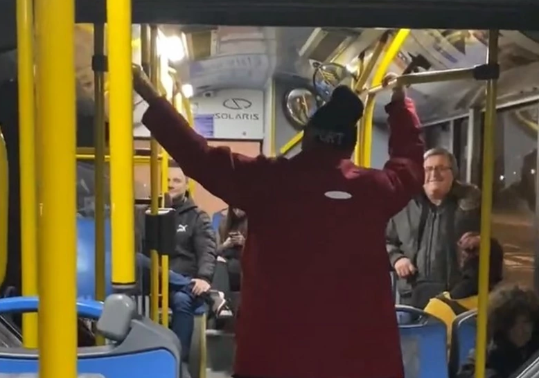 Zapjevao jedan od najvećih Čolinih hitova: Nepoznati pjevač pustio glas u gradskom prevozu i oduševio mnoge (VIDEO)