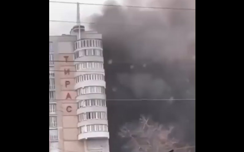 Raketni napad na Odesu: Pogođena zgrada, širi se crni dim (VIDEO)