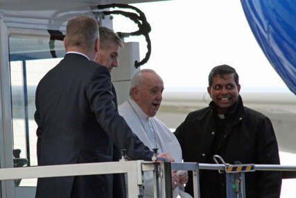 Izbjegao "nepotrebne probleme": Papa pomoću lifta ušao u avion (FOTO)