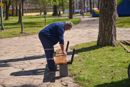 UREĐENJE GRADA U toku farbanje klupa u parku "Mladen Stojanović" (FOTO)