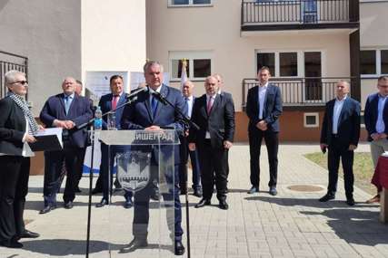 Krov nad glavom dobilo 40 porodica: Premijer Višković uručio ključeve stanova korisnicima alternativnih vidova smještaja