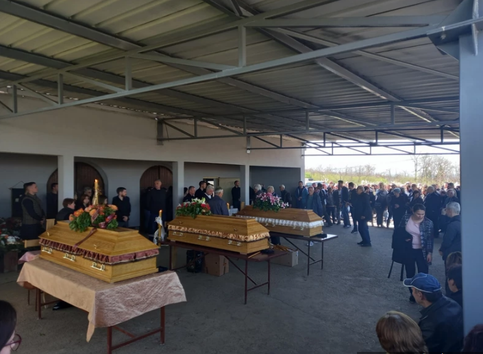 Prizori koji kidaju srce: Danas sahrana brutalno ubijene porodice Glišović (FOTO)