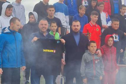 GEST VRIJEDAN SVAKE POHVALE Siniša Vidović obradovao mlade u Zalužanima doniranjem tribina za teren (FOTO)