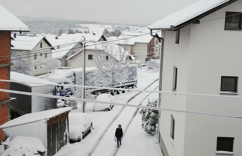 Snijeg obojio proljeće u bijelo: Zimske službe imaju pune ruke posla, vozači na mukama (FOTO)
