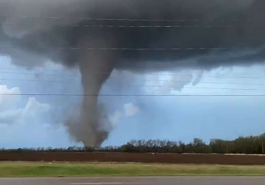 SITUACIJA OPASNA PO ŽIVOT Tornado u Americi oštetio kuće, oborio dalekovode, čupao drveće (VIDEO)