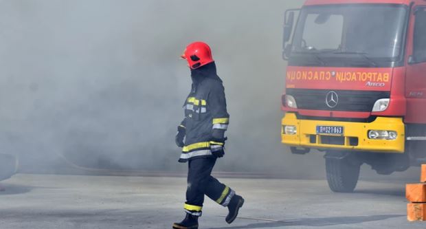 GORI HRASTOVA ŠUMA U gašenju požara u Hrvatskoj učestvuje 40 vatrogasaca i helikopter