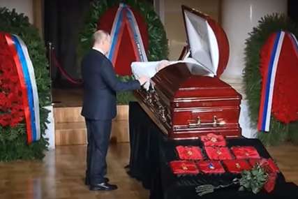Putin se oprostio od Žirinovskog: Lider Rusije došao sa buketom crvenih ruža (VIDEO)