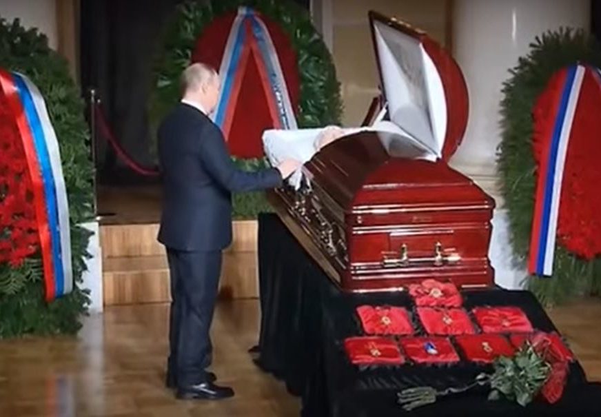 Putin se oprostio od Žirinovskog: Lider Rusije došao sa buketom crvenih ruža (VIDEO)