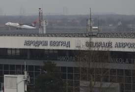 Napravljeno vidno oštećenje, letovi obustavljeni: Grom udario u pistu beogradskog aerodroma