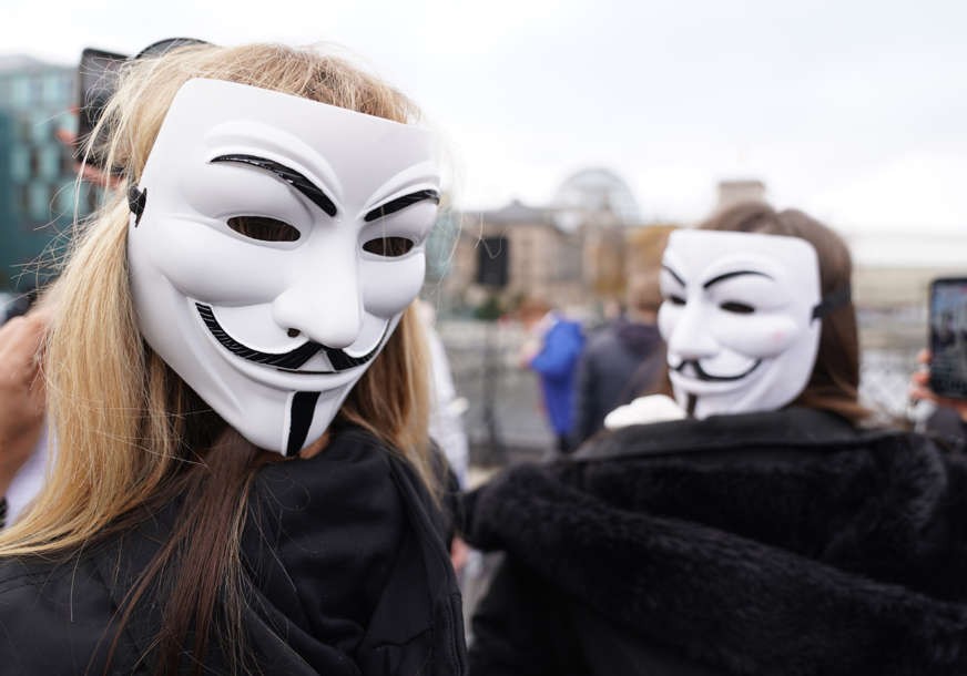BITKA U SAJBER PROSTORU “Anonimusi” izveli hakerski napad na ruski “Gazprom” (VIDEO)