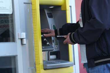 “Nadam se da će pronalazač biti pošten” Banjalučanin zaboravio novac na bankomatu, pa moli sugrađane za pomoć