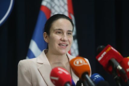 Najavila je ovaj potez: Karićeva podnijela krivičnu prijavu protiv Ćosića nakon postavljanja table u Istočnom Sarajevu (FOTO)