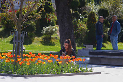 ISKORISTITE LJEPOTE PROLJEĆA Banjalučani uživaju u suncu i cvijeću (FOTO)