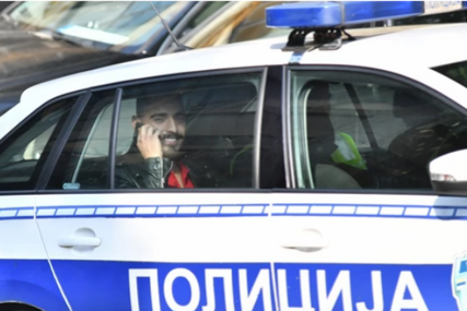 Više od pola sata kod sudije za prekršaje: Darka Lazića ODVEZLI IZ POLICIJSKE STANICE, on se smijao i telefonirao  (VIDEO)