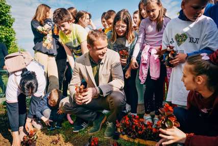 U akciji uređenja učestvovale sve generacije: Šarenim cvijećem i sadnicama uljepšali Lazarevo