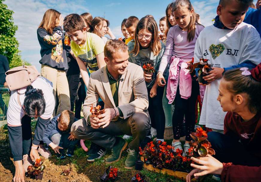 U akciji uređenja učestvovale sve generacije: Šarenim cvijećem i sadnicama uljepšali Lazarevo