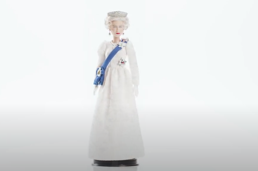 Mala, sijeda, sa tijarom i lentom: Kraljica Elizabeta dobila Barbiku sa njenim likom povodom 70 godina vladavine (VIDEO)