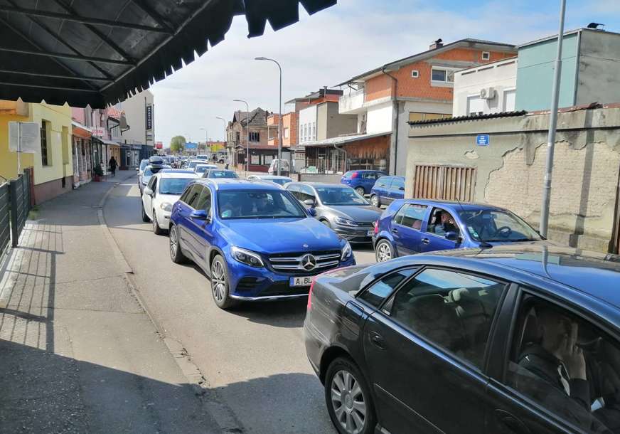 Gužva u oba smjera: Pojačana frekvencija vozila na granici u Gradiški