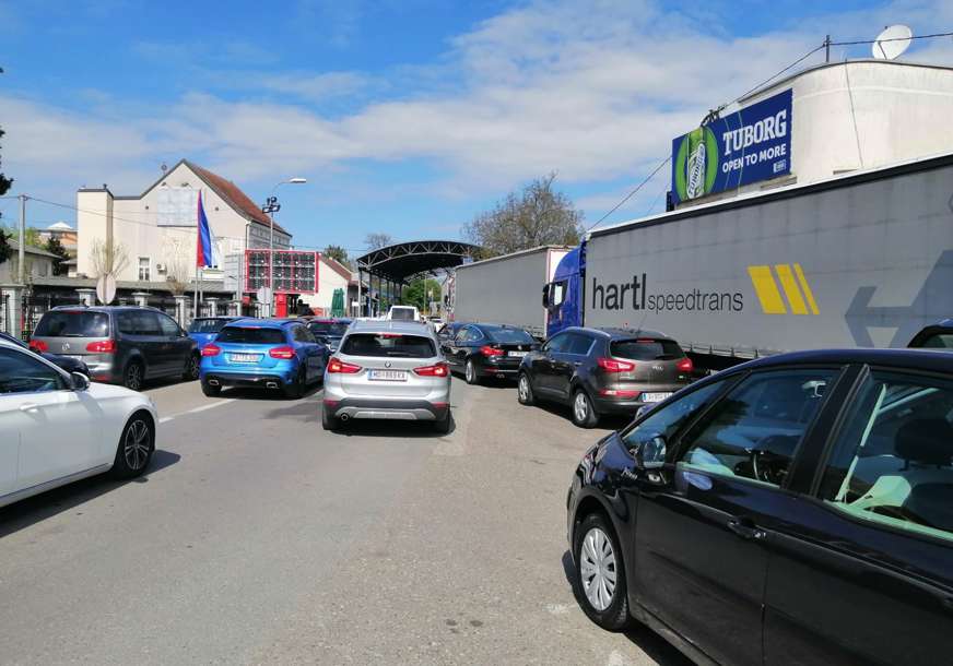 Duge kolone vozila: Gužve na graničnim prelazima Gradiška, Gradina i Deleuša