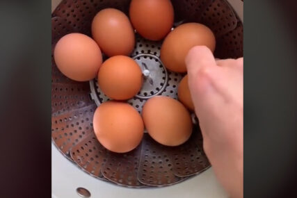 (VIDEO) DA PRSTE POLIŽEŠ Ovo je odličan trik uz koji će kuvana jaja uvijek ispasti savršeno