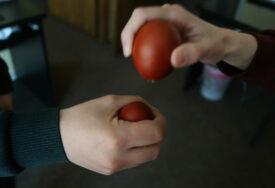 „BOGATE SE NA SIROTINJI“ 50 grama lukovine za farbarnje jaja čak 3,6 KM, DUPLO VIŠE nego kilogram luka