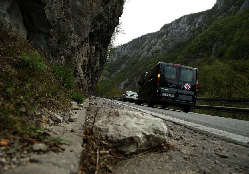 Oprezna vožnja zbog poledice i klizavog kolovoza: Prijeti obrušavanja kamenja sa stijene, U PREKIDU SAOBRAĆAJ na putu Crna Rijeka - Jajce