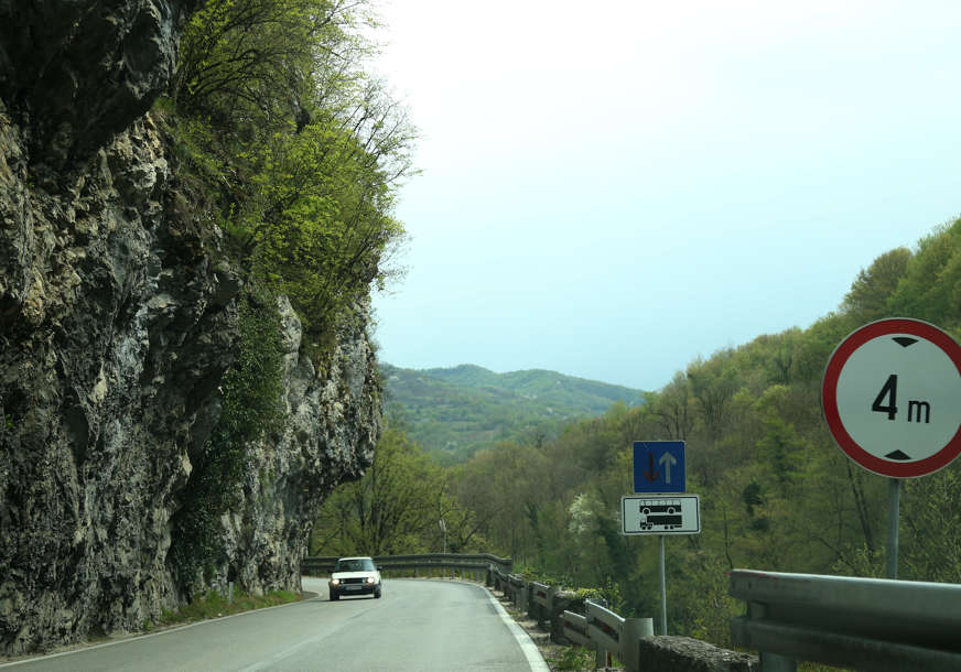 Oprezno voziti između Banjaluke i Jajca: Jak vjetar oborio granje i stabla