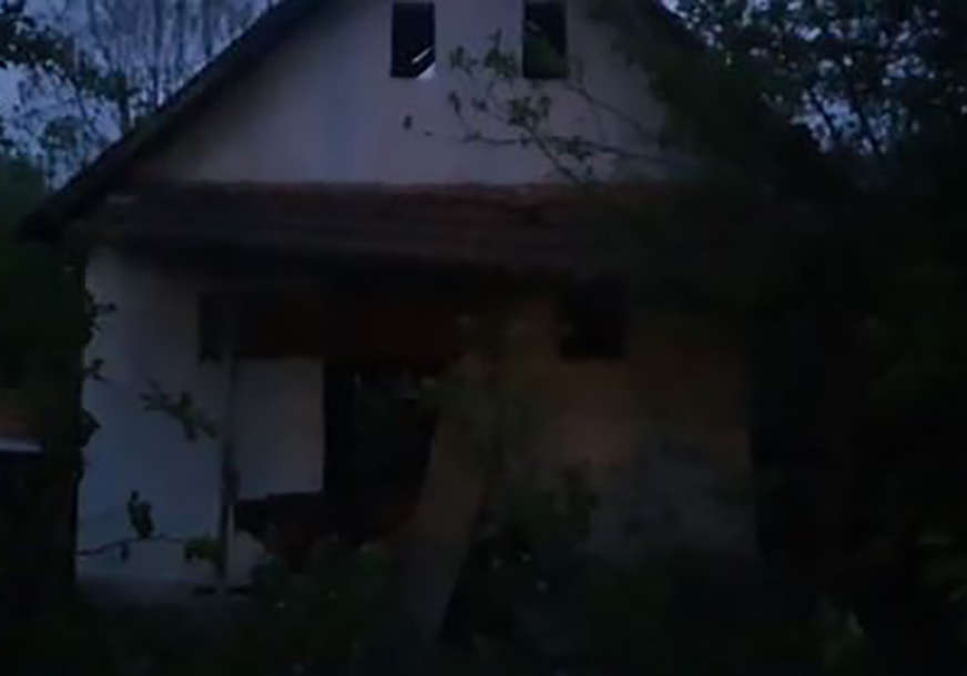 Obrasla šibljem, bez krova i polomljenih prozora: Ovo je kuća strave i užasa u kojoj je zapaljen muškarac