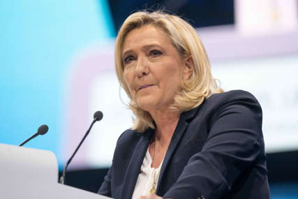 Sve zbog plakata sa Putinom: Prekinuta pres konferencija Le Penove (VIDEO)