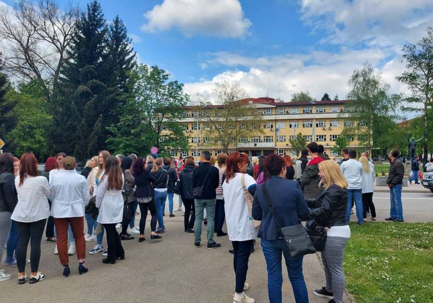 "Nećemo odustati od zahtjeva za novčanu pomoć" Prijedorski medicinari održali miran protest u parku