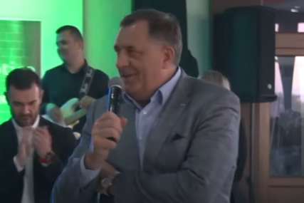 "Pošto ovdje nema novinara..." Dodik na skupu u Bijeljini uzeo mikrofon i poslao jasnu poruku (VIDEO)