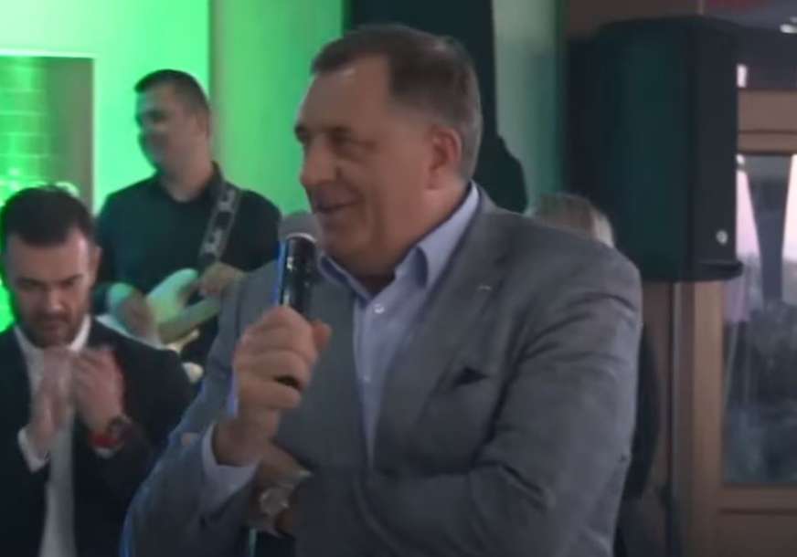 "Pošto ovdje nema novinara..." Dodik na skupu u Bijeljini uzeo mikrofon i poslao jasnu poruku (VIDEO)