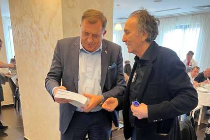 STRADANJA SRPSKOG NARODA Dodik od Ceptera na poklon dobio knjigu (FOTO)