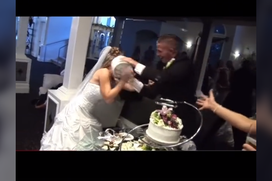 Zanijeli se na dan svadbe: Mlada prokrvarila zbog svađe sa novopečenim mužem, TORTA ZAVRŠILA PO PODU (VIDEO)