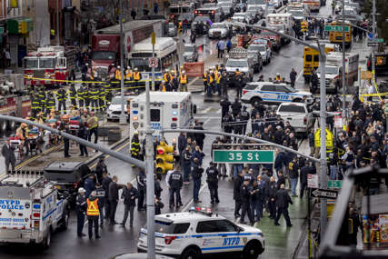 NAPAD U METROU Njujorška policija traga za napadačem, aktivirao dimne bombe i pucao u ljude (VIDEO)
