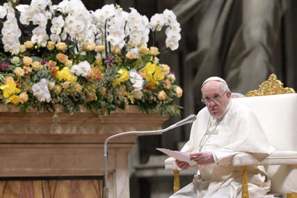 IMA BOLOVE U KOLJENU Papa Franjo prvi put u javnosti u invalidskim kolicima (FOTO)