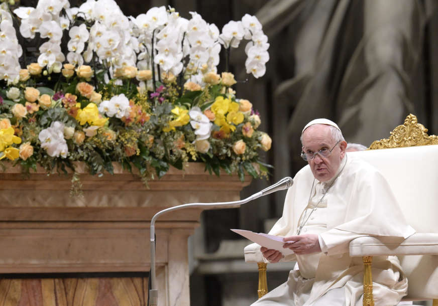IMA BOLOVE U KOLJENU Papa Franjo prvi put u javnosti u invalidskim kolicima (FOTO)
