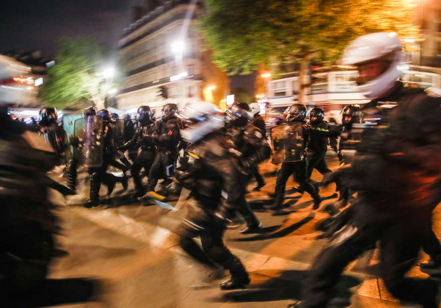 PUCNJAVA U CENTRU PARIZA Policajci ubili dvoje ljudi, jedna osoba ranjena