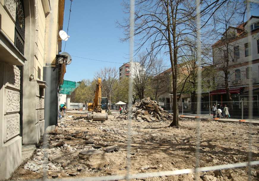 Počela obnova pješačke zone u centru Banjaluke: Bageri će narednih pola godine raditi na uređenju Gospodske ulice (FOTO)