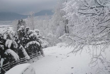 Snijeg pade kad mu vrijeme nije: Zimska idila usred aprila od Nevesinja do Bosanskog Petrovca (FOTO)