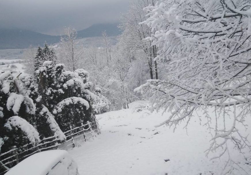 Snijeg pade kad mu vrijeme nije: Zimska idila usred aprila od Nevesinja do Bosanskog Petrovca (FOTO)