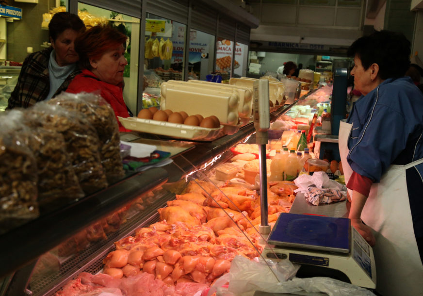 Kupac razgleda štand sa piletinom na Tržnici