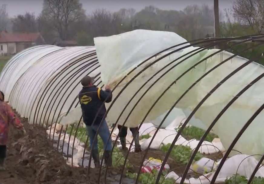 "NIŠTA NAM NEĆE OSTATI" Vjetar uništio plastenike u Semberiji, poljoprivrednici očajni (FOTO,VIDEO)