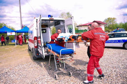 "DRAMA" U ŠAMCU Evakuacija iz poplavljenih kuća i izvlačenje unesrećenih iz automobila (FOTO)