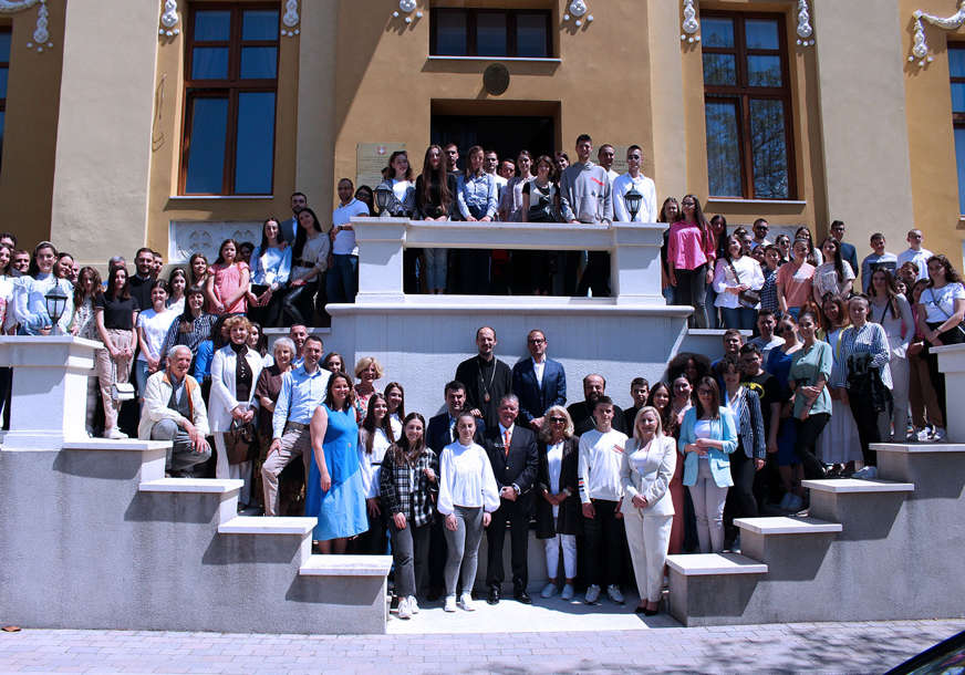 PROGRAM POMOĆI MLADIMA "Prosvjetinu" stipendiju dobilo 150 učenika i studenata iz Hercegovine